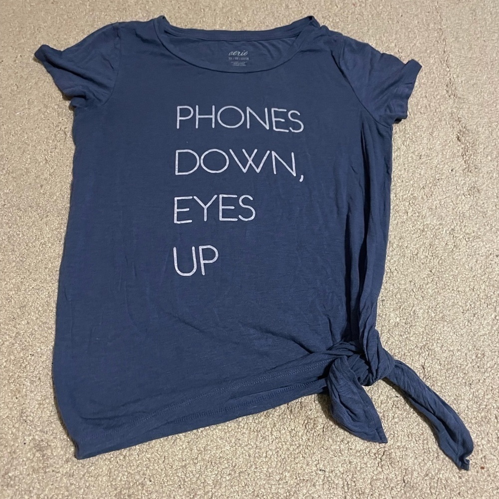 Aerie Phones down , eyes up T—shirt size XS